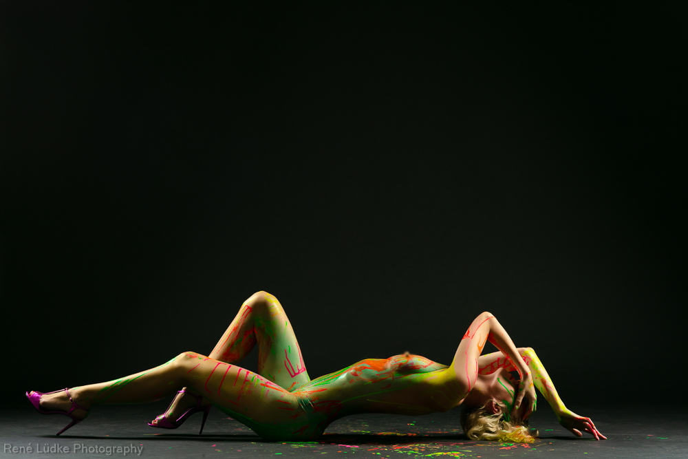 Bodypainting mit sehr vielen Farben Farben, weibliches Model